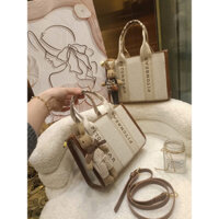 Túi cầm tay kèm gấu phong cách thời trang độc lạ phù hợp đi chơi đi làm .