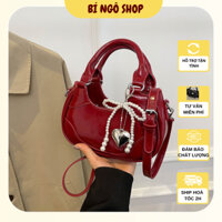 Túi cầm tay màu đỏ nổi bật,thiết kế trẻ trung kèm móc khoá xinh