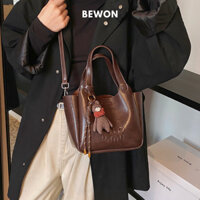Túi đeo chéo Bewon Túi xách nữ kèm móc khóa con gấu Túi cầm tay da bóng Phong cách retro T078