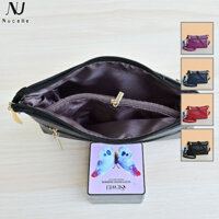 Túi đeo chéo da đen dập nổi hoa sành điệu NUCELLE có dây kéo vàng