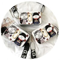 Túi đeo chéo hình 2 người và móc vàng