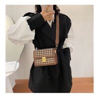 Túi đeo chéo khóa vuông phối dạ