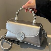 Túi đeo chéo một vai in họa tiết nhỏ màu bạc, túi xách có dây đeo hạt