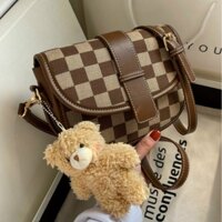 Túi đeo chéo nữ caro bầu kèm móc gấu.