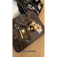 Túi Tote PU sang trọng Titan Trove Urban với móc khóa và bùa dễ thương