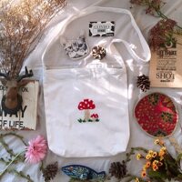 túi vải đeo chéo thêu cây nấm