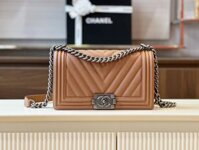 Túi Xách Chanel Boy Medium Vân Chữ V Replica 11 Cao Cấp Màu Nâu 25cm