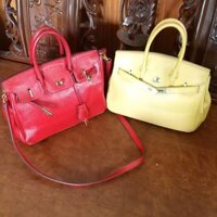 Túi xách da thật dạng hộp HM  của Pari rất đẹp và sành điệu phù hợp cho các bạn đi làm công sở hay dạo phố. Túi rất mới.