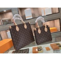 Túi xách dáng đứng Louis Vuitton có 2 quai cầm, có size lớn và size nhỏ, tiện lợi.