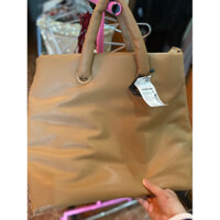 Túi xách Mango màu nâu.