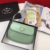 Túi xách nữ Prada đeo một bên vai da trơn bóng bên trong có ngăn to và ngăn nhỏ khoá nam châm.