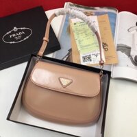 Túi xách nữ Prada đeo một bên vai da trơn bóng bên trong có ngăn to và ngăn nhỏ khoá nam châm.