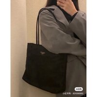 Túi xách size lớn của nữ thương hiệu Prada cao cấp