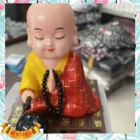 Tượng chú tiểu gõ mõ tụng kinh để trang trí