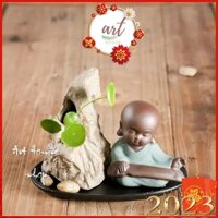 Tượng Chú Tiểu Gốm Bên Chậu Núi Đế Gốm Đen Đánh Đàn - Tượng trang trí - Art House