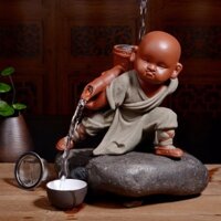 Tượng chú tiểu rót trà gốm tử sa Sử dụng lọc cặn trà, tạo thác khói ( không kèm đế và chén)