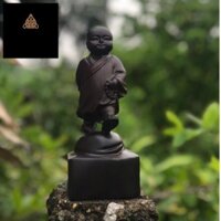 Tượng chú tiểu tuỳ duyên tự tại làm từ gỗ cẩm chỉ, trắc việt cao 20cm. Trang trí phong thuỷ nội thất gia đình, quà tặng