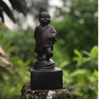 Tượng chú tiểu tuỳ duyên tự tại làm từ gỗ cẩm chỉ, trắc việt cao 20cm. Trang trí phong thuỷ nội thất gia đình, quà tặng