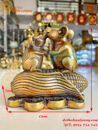 Tượng Chuột Đứng Trên Bắp Ngô