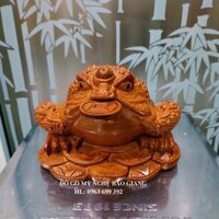Tượng con cóc ngậm vàng hút tài lộc gỗ hương