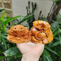 Tượng con cóc trấn chum vàng gỗ bách vàng