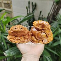 Tượng con cóc trấn chum vàng gỗ bách vàng