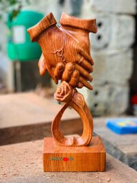 Tượng đôi bàn tay tình nhân trang trí nghệ thuật ,bằng gỗ hương đá kt 30157,5cm