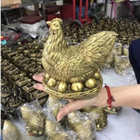 Tượng gà mái phong thủy ấp trứng vàng bằng đồng biểu tượng của sự sinh sôi nảy nở, gà mái phát tài phát lộc
