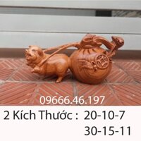 Tượng gỗ lợn kéo bao, heo kéo bao chất liệu gỗ hương nguyên khối
