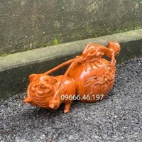 Tượng gỗ lợn kéo bao, heo kéo bao chất liệu gỗ hương nguyên khối