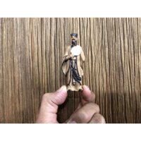 Tượng gốm : Khổng Minh đứng cầm Quạt. — Kích thước cao: 7cm-ngang: 3cm-sâu: 2cm.