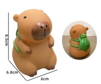 Tượng nhựa mềm-Capybara đeo balo XANH LÁ.