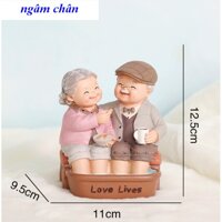 Tượng ông bà cùng ngâm chân vui vẻ