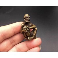 Tượng ông lão cởi lưng trần mặc quần đùi ôm gối  chất liệu đồng vàng (TD319)