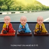 Tượng phật cầu an để trên xe hơi năng lượng mặt trời, tay và đầu tự chuyển động khi có ánh sáng