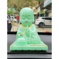 Tượng phật chú tiểu gõ mõ tụng kinh để xe hơi xanh ngọc
