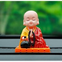 Tượng phật chú tiểu gõ mõ tụng kinh để taplo trang trí xe hơi ô tô