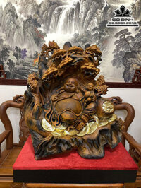 Tượng Phật Di Lặc Ngồi Gốc Tùng Gỗ Xá Xị Cao 60 Ngang 63 Sâu 26 (cm)