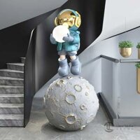 Tượng Phi Hành Gia Nhí Đứng Trên Quả Địa Cầu