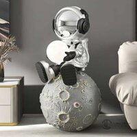 Tượng Phi Hành Gia Nhí Ngồi Trên Quả Địa Cầu