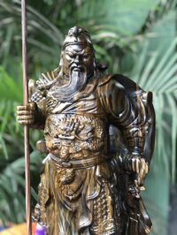 Tượng quan công trấn ải đứng trên đầu hổ phù bằng gỗ mun hoa kt 602314cm