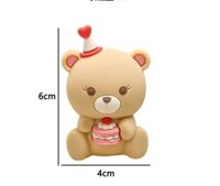 Tượng silicon - Gấu đội mũ ôm bánh sinh nhật.