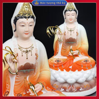 Tượng thần Quan Thế Âm Bồ Tát được vẽ bằng sứ, tượng Phật Quan Âm Nam Hải Tam Thánh được bày biện tại nhà Tượng Đạo giáo