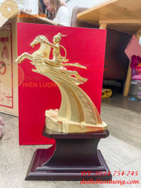 Tượng Thánh Gióng Bay Lên Trời Bằng Đồng 2 Cỡ