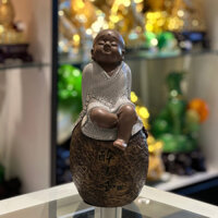 Tượng Tiểu phật màu đồng tọa thạch bao dung - Túy Thanh Phong, biểu tượng sự ung dung thoải mái vô tư lự - K100M