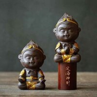 Tượng Tôn Ngộ Không Chắp Tay Có Gậy dùng để trang trí hồ cá, phòng làm việc
