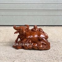Tượng trâu em bé chiều dài 20cm được làm bằng gỗ hương nguyên khối