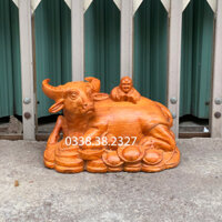 Tượng trâu em bé dài 20cm được làm bằng gỗ hương nguyên khối