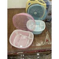 Úp bát nhựa có nắp đậy và khay hứng tiện lợi