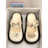[Ưu đãi đặc biệt] [Tỷ lệ khen ngợi 90%] Giày lỗ cá nhỏ hoạt hình dễ thương Nữ mùa hè 2024 Nơ ngọt ngào Đế dày chống thấm nước Shit-Steping Nửa dép đi trong nhà Sinh viên Công nhân văn phòng